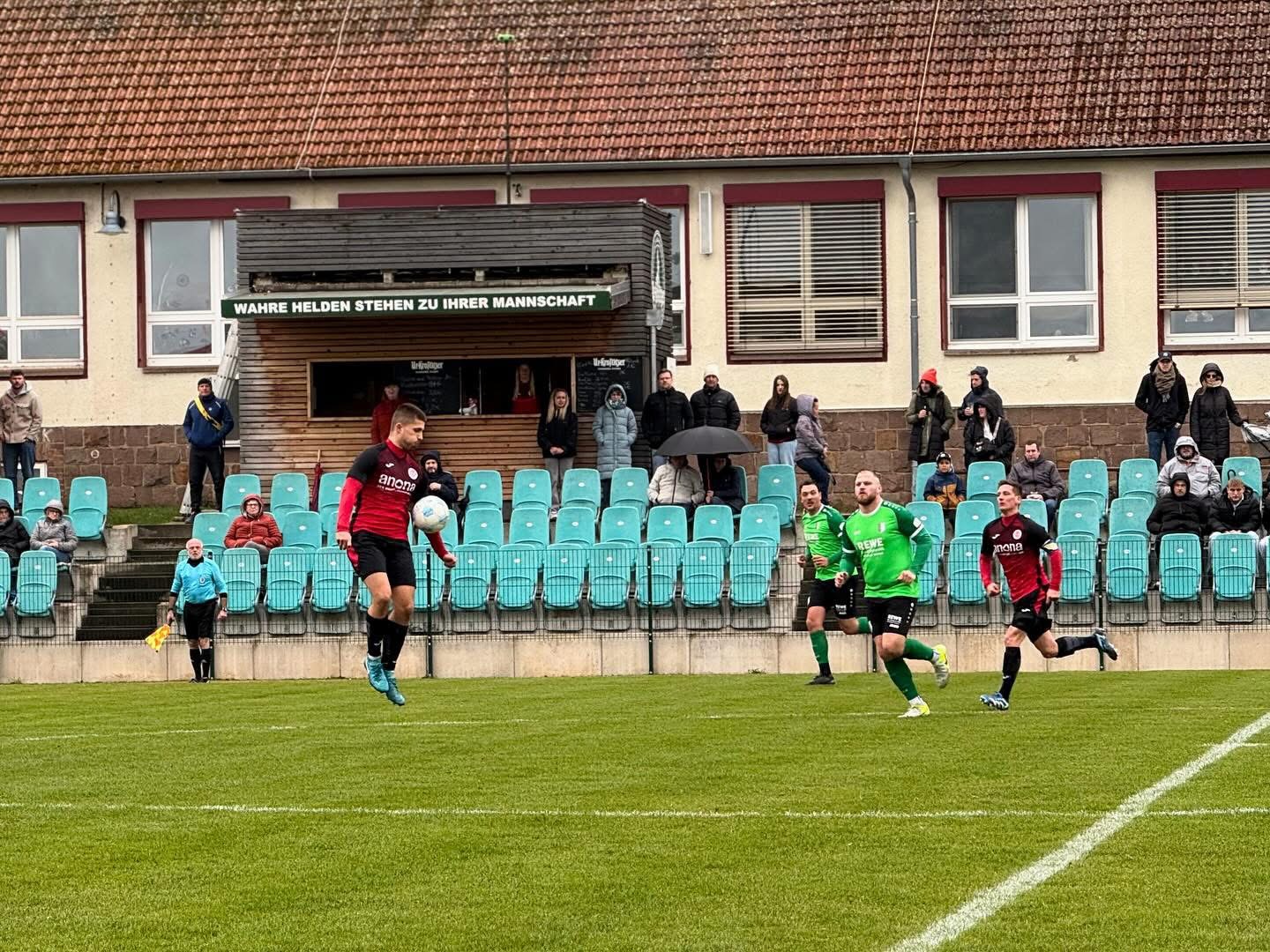 KNAPPE NIEDERLAGE GEGEN DEN SPITZENREITER