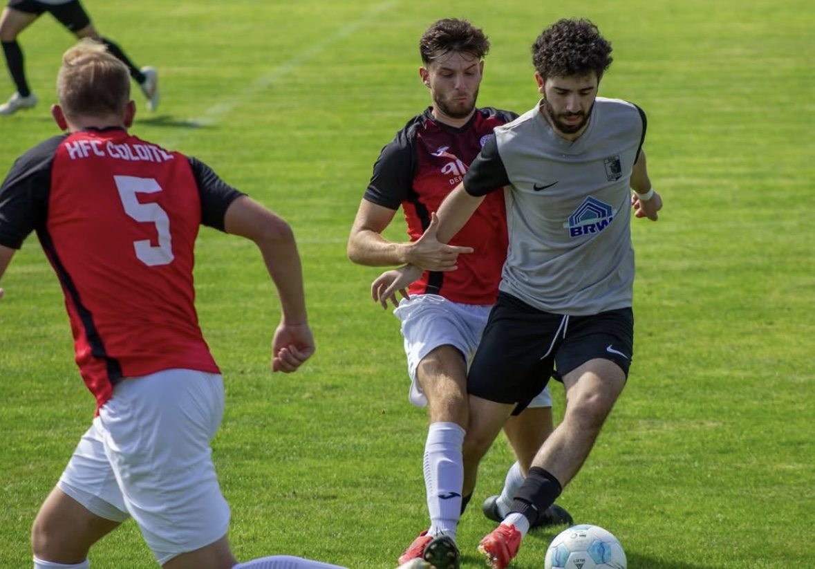 Spieler des HFC Colditz im Zweikampf